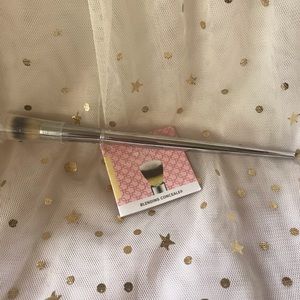 It cosmetics concealer brush  LISTING NOT AVAILABL